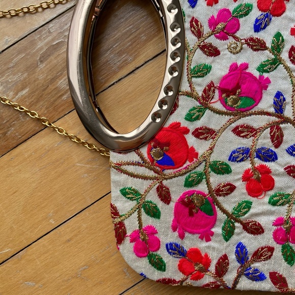 Embroidered purse - Picture 5 of 5